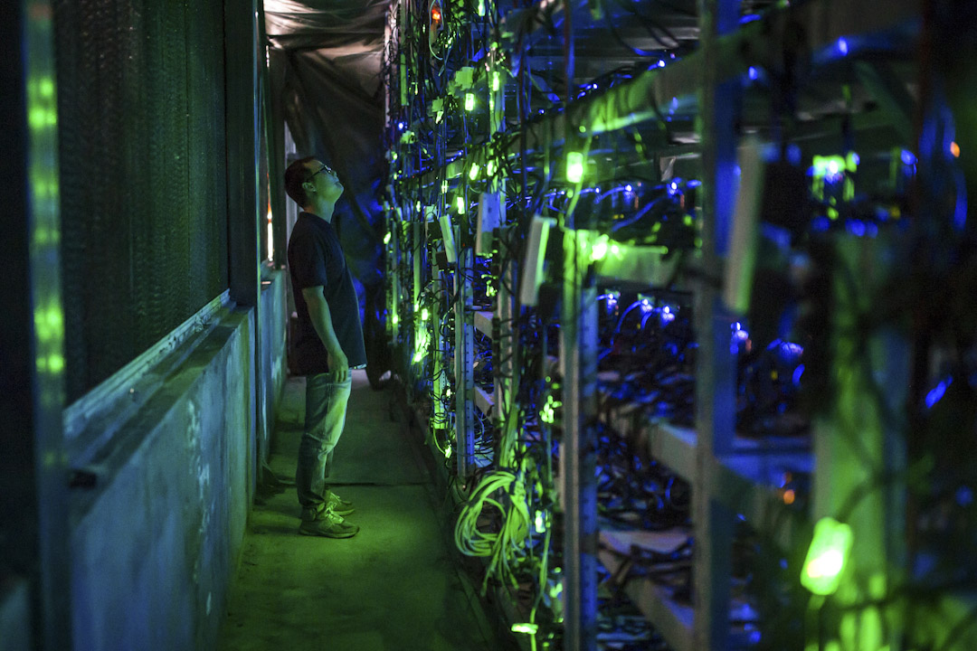 中國四川,上萬台比特幣礦機「深藏」在山區裏的數家水電站中,晝夜不停地進行着「挖礦」計算。比特幣「採礦」是指利用「礦機」進行大量計算,最先得到計算結果,就能獲得比特幣全網交易的記賬權,同時獲得網絡分配的比特幣獎勵。全球近7成以上的比特幣計算集中在中國。