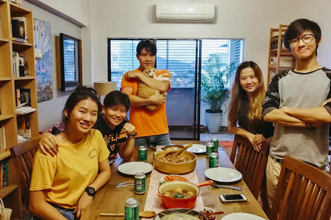在英國中餐館打工,因此愛上烹飪,閒來無事喜歡下廚,與家人好友舉杯。中間為唐南發。