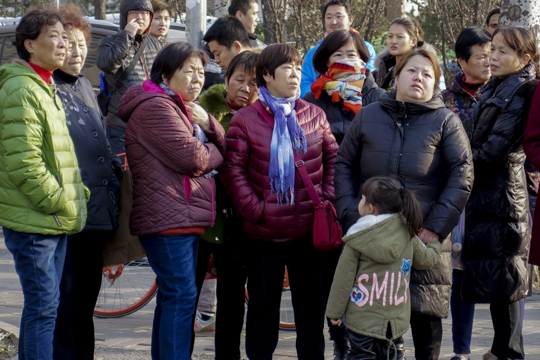 2017年11月25日,北京朝阳区红黄蓝幼儿园新天地分园的大门紧闭,大门旁张贴著一纸园方的声明,一些学生家长在门前焦急地等待最新消息。