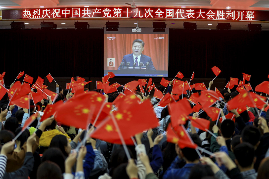 2017年10月18日,学生在安徽省淮北市观看中国共产党第十九次全国代表大会(简称十九大)在北京开幕的电视直播。