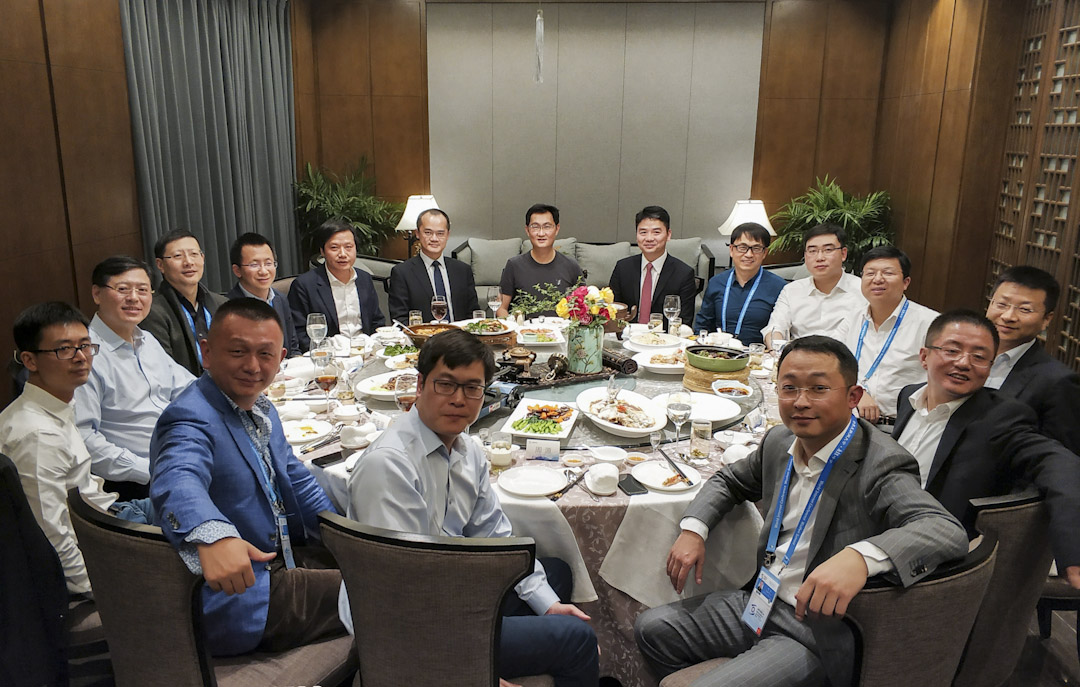 2017年的烏鎮飯局,集合以馬化騰為核心的中國半壁互聯網江山。馬化騰後排居中,除王興外,其右手邊是業界友好,右起王興(美團)、雷軍(小米)、張一鳴(今日頭條)、沈南鵬(紅杉資本)、楊元慶(聯想)、陳生強(京東金融)、朱嘯虎(金沙江創投) 、姚勁波(58),左手邊才是「自己人」,依次是劉強東(京東)、張磊(高瓴)、程維(滴滴)、宿華(快手)、王曉峰(摩拜)、王慧文(美團)、周源(知乎)。