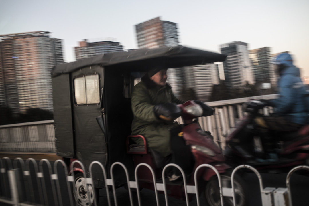 从空间上来说，驱逐与清理的直接视觉效果，是城市空间大大地“中产化”了，而坐食地租的有房产的城市人，也成为人心惶惶的北风中最大的受益者。