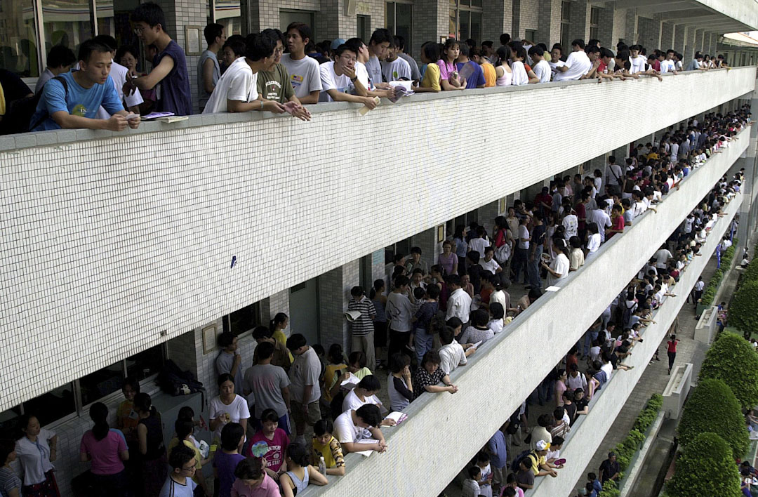 台灣的教育現場,充滿高庶務勞動、高師生比、低薪資報酬的普遍狀況。圖為台北一所中學,高考學生準備考試情況。