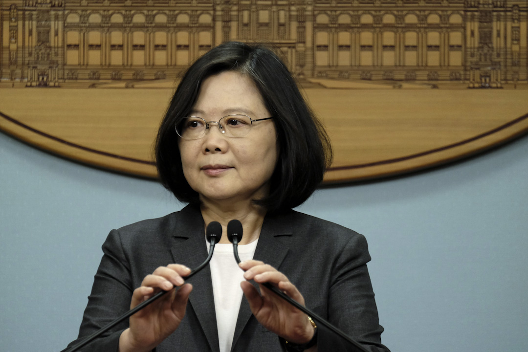 台灣總統蔡英文政府自2017年年5月就職以來,就開始推進另一波年金改革方案,大大影響了國民教育第一線的老師們,退休金減砍,老老師延退、新老師難進,學校新陳代謝機制不良。