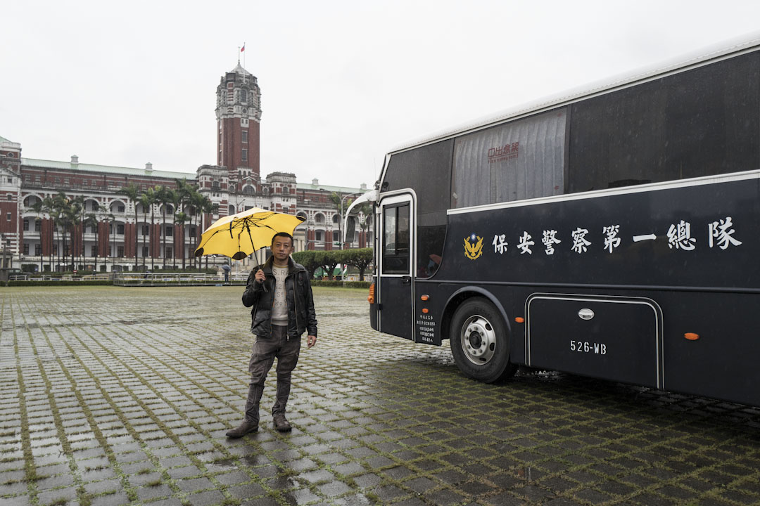这是总统府前的凯达格兰大道,4年前,杨雅喆因为声援被政府强征地的大埔农民,被警察拉上警备车。