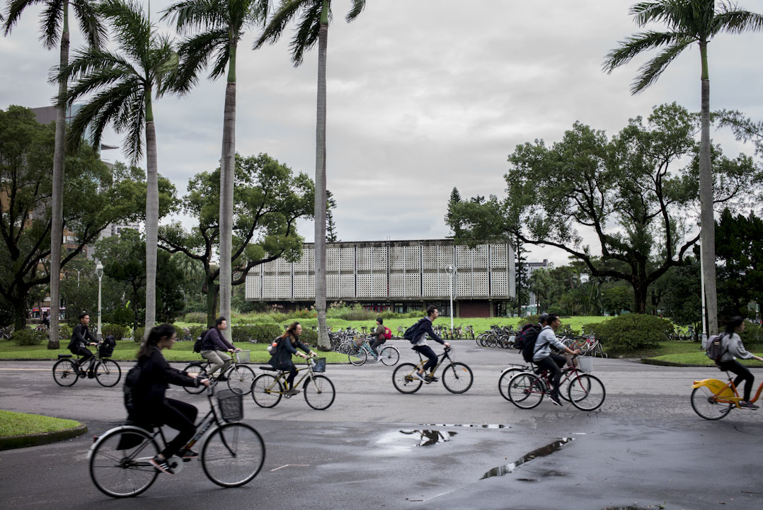 上至顶尖人才、下至年青学者,如果一味只出不进,再加之整个社会又在日益丧失透过教育投资去持续创造人才的动力,那么高教人才危机必将继续恶化。