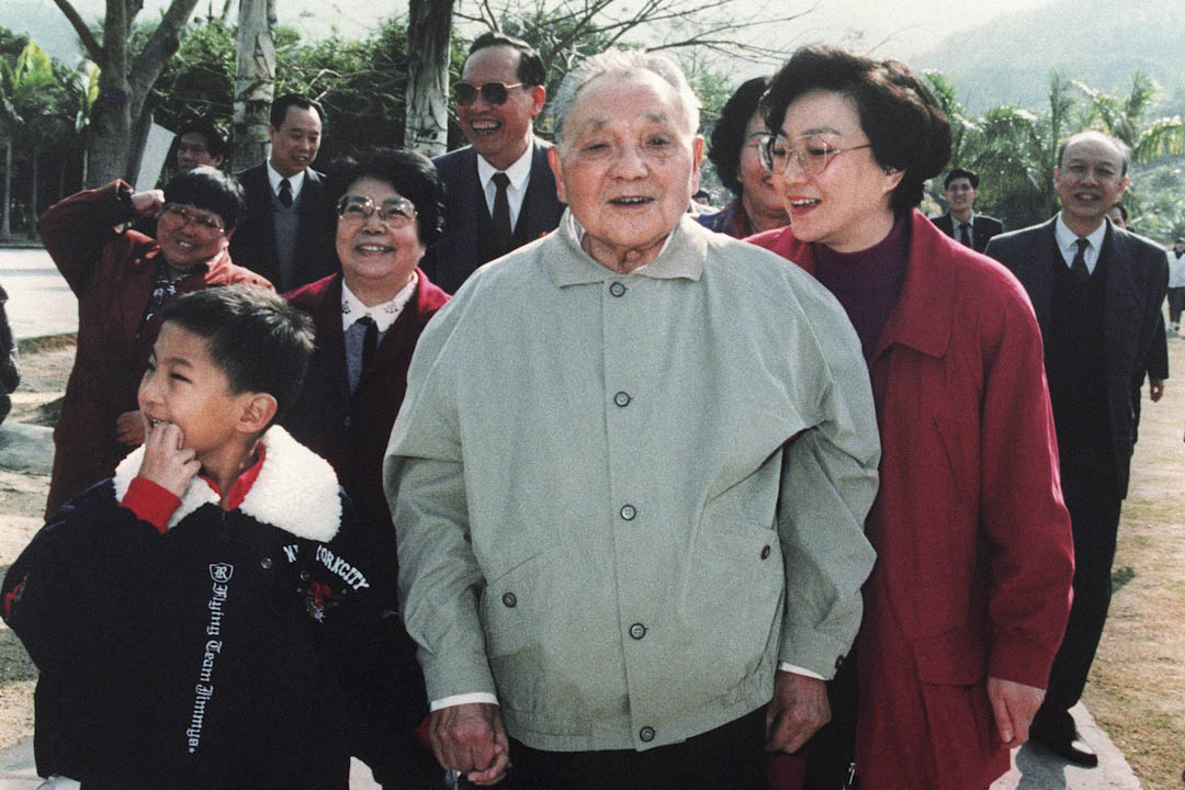 邓小平1992年发表南巡讲话,身份就是一个普通的中共党员。图为当年邓小平在深圳特区南巡。