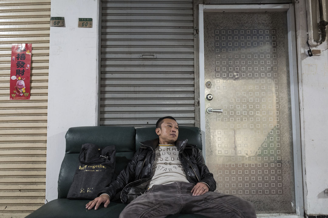 杨雅喆的童年,在住了20几口的老平房度过。爸爸是算命师,于是杨雅喆的童年有了风水、葬礼、算命等场景,连放学后的娱乐,也与众不同。
