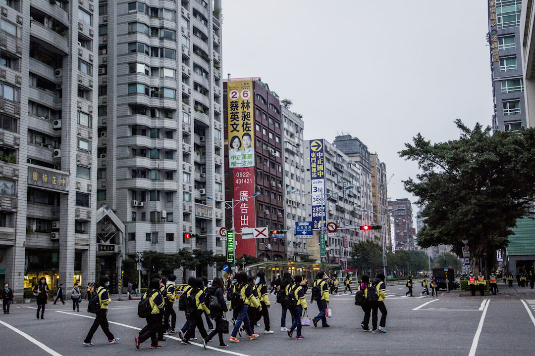 光是老師們的「汰舊換新」並無法保證良好的教學,「汰差換好」才能真正確保教學品質。圖為2016年1月,總統選舉期間,學生正在過馬路。