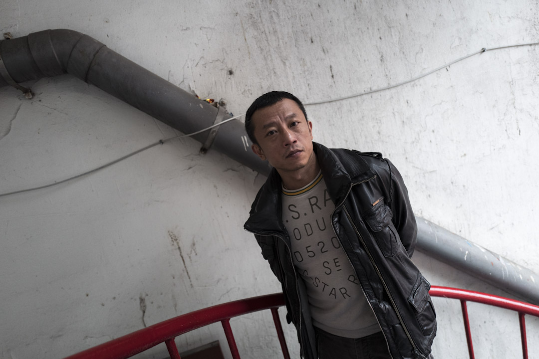 杨雅喆在螺旋状的楼梯向上,已不安全的安全梯,正是他眼中道地台北以时代感泡出的美学。