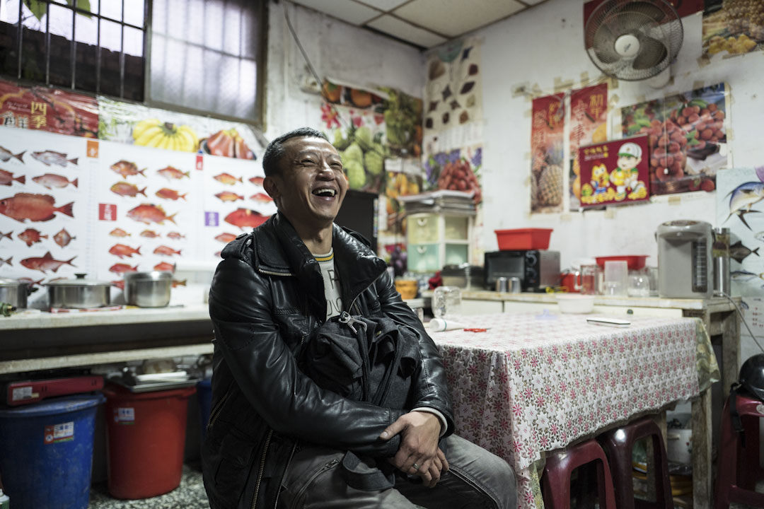 杨雅喆走进路旁的小吃店,直说美丽,背景是鱼的海报。