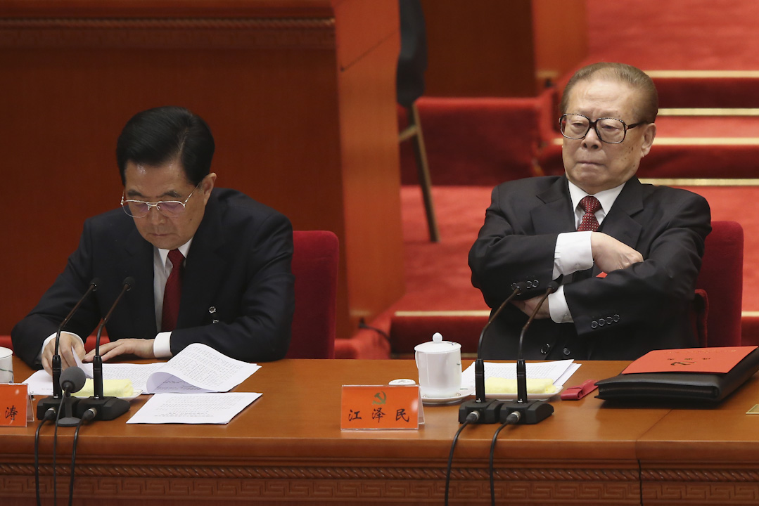 2012年11月14日:时任国家主席的胡锦涛和前国家主席江泽民出席中国共产党十八大闭幕式。