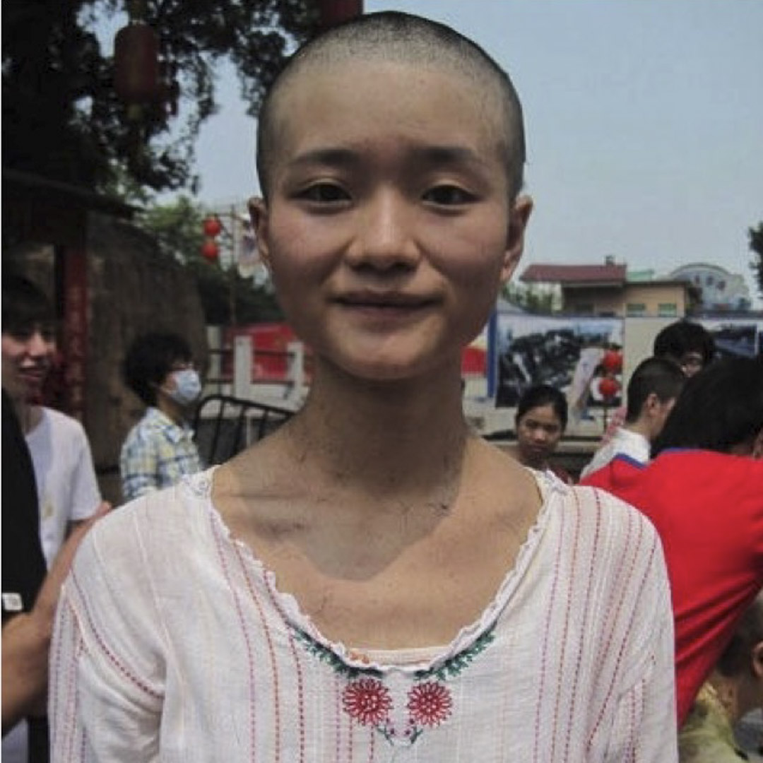 因高考招生性别歧视,四个女生去剃光头,除打破女性的性别模式,同时和男权审美做一个切断。这个行动非常成功,此后教育部出台规定,除军事国防和公共安全等少数专业之外,高校不得自定对男女分数的区别对待。