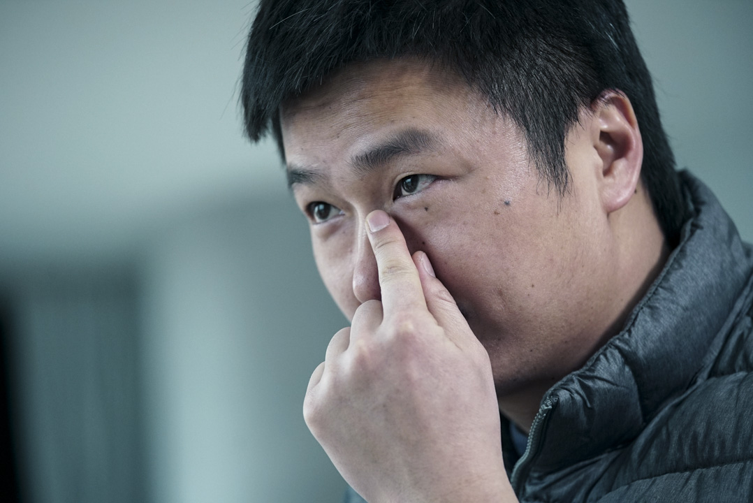 李志說變化是在三四年前發生的,他有了自己的團隊,「為了他們,我不能做一些出格的事情」。李志變得「更謹慎,特別謹慎」,在社交網路上,李志很少說話,他還不停地刪除過去的微博,剩下不到 50 條。他不再發表時事評論,只談論工作和巡演。