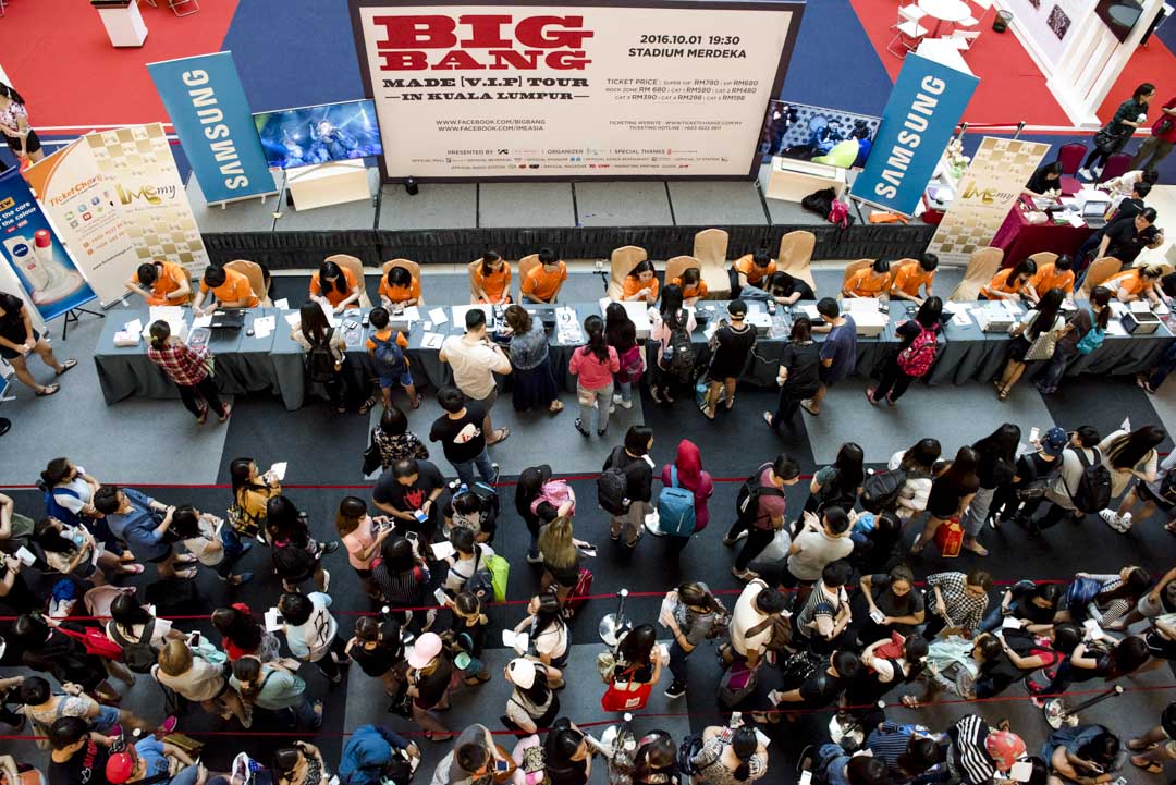 2016年9月4日，数百名南韩偶像团体Big Bang的歌迷在马来西亚吉隆坡排队购买其演唱会门票。