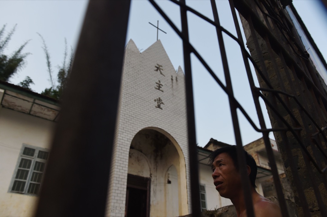 在香港教區榮休主教陳日君樞機發表博文批評教廷政策「負賣教會」,表示甘心做現時中梵協議的「最大的阻礙」後,教廷國務卿帕羅林樞機在專訪中表明希望假以時日,不用再分別「合法」或「非法」、「地下」或「官方」主教,而是大家以「兄弟姐妹」相稱,講求合作與共融。
