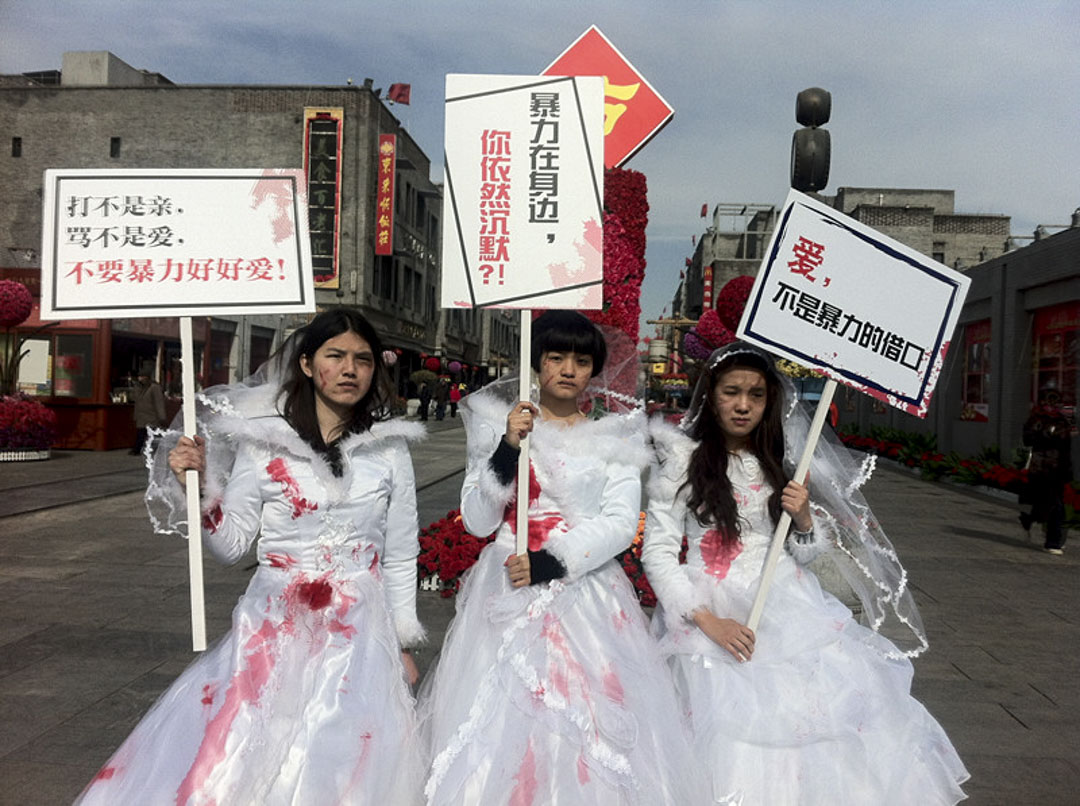 2012年的情人節的「受傷的新娘」用特別直接的視覺符號——「帶血的婚紗」——來傳達家庭暴力信息。