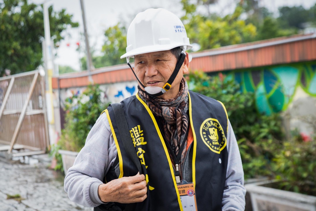 本也是明禮國小校友的高俊忠,今年已經高齡72歲。即使已經是半退休狀態,遇到花蓮強震,高俊忠仍然不忘逐一檢查當年自己曾經經手過的每一棟建築。