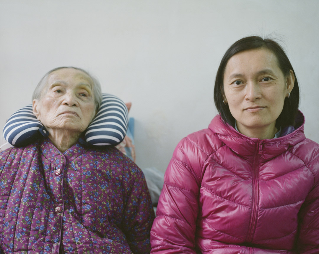 跟踪拍摄了88岁的黄月兰和她的女儿许爱玉两个半月后,我渐渐发现,原来婆婆在安静的表面下,一切都看得清。