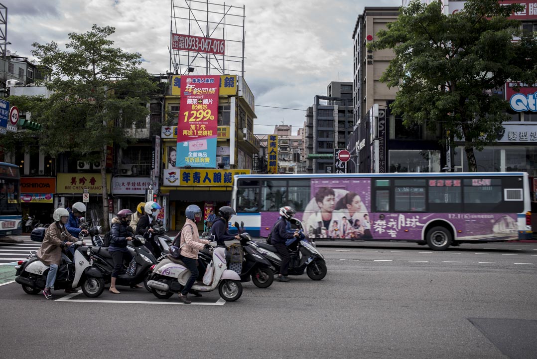 國立臺灣大學前的街上,電單車等候。