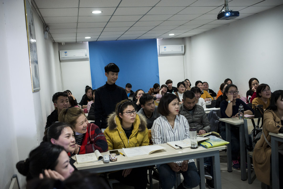 在容城縣一所培訓學校，四十多個人擠在一間20平米左右的教室裏，學習 Windows 操作系統。