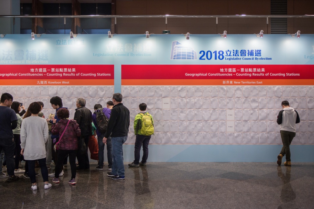 反对阵营的原有支持者大幅缺席,只是说明在香港大步进入威权主义新常态的变动下,有相当的一部分人回复香港人一贯的犬儒冷漠,在身不由己、无力感主导一切的情况下,冷眼对待困局,嘲弄热衷政治的年轻人。