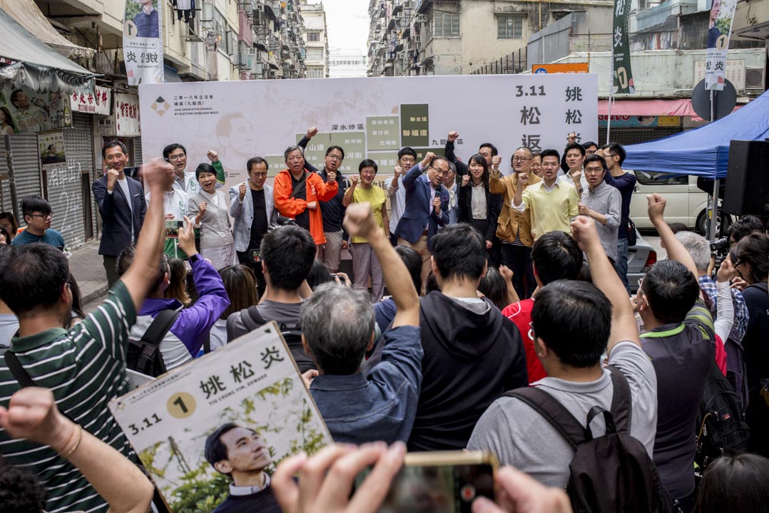 “3·11”立法会补选，民主派阵营因而主打“反DQ”、“反北京专制”。姚松炎竞选团队亦相信选民会关心“DQ”议题，宣传单张及横幅均印上相关口号。图为2018年3月4日，姚松炎造势大会在土瓜湾举行，不少民主派人士都站台撑场。