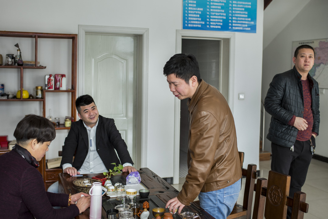 陈伟每天工作12个小时,晚上主要用来和来自天南海北的老总喝酒,午饭和下午喝茶的时间也没有浪费,都在交流雄安新区的新进展。