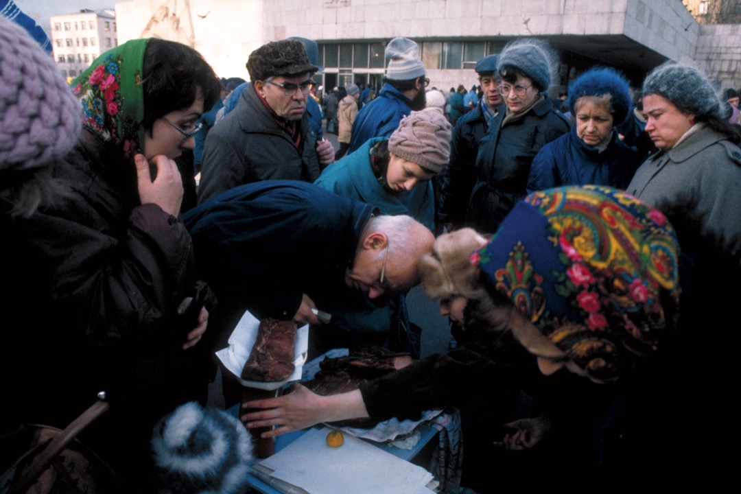 1991年，苏联刚解体，民众在俄罗斯的一个露天市杂办货。