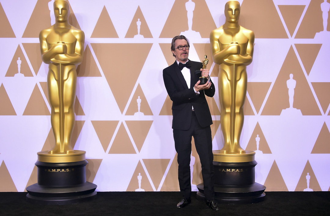 Gary Oldman 凭《黑暗对峙》(Darkest Hour)获得最佳男主角。