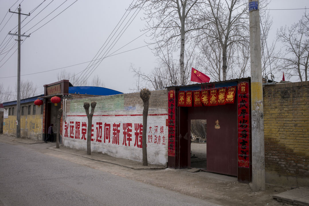 容城到處也有設立河北雄安新區的大字標語，成為那處獨特的景觀。