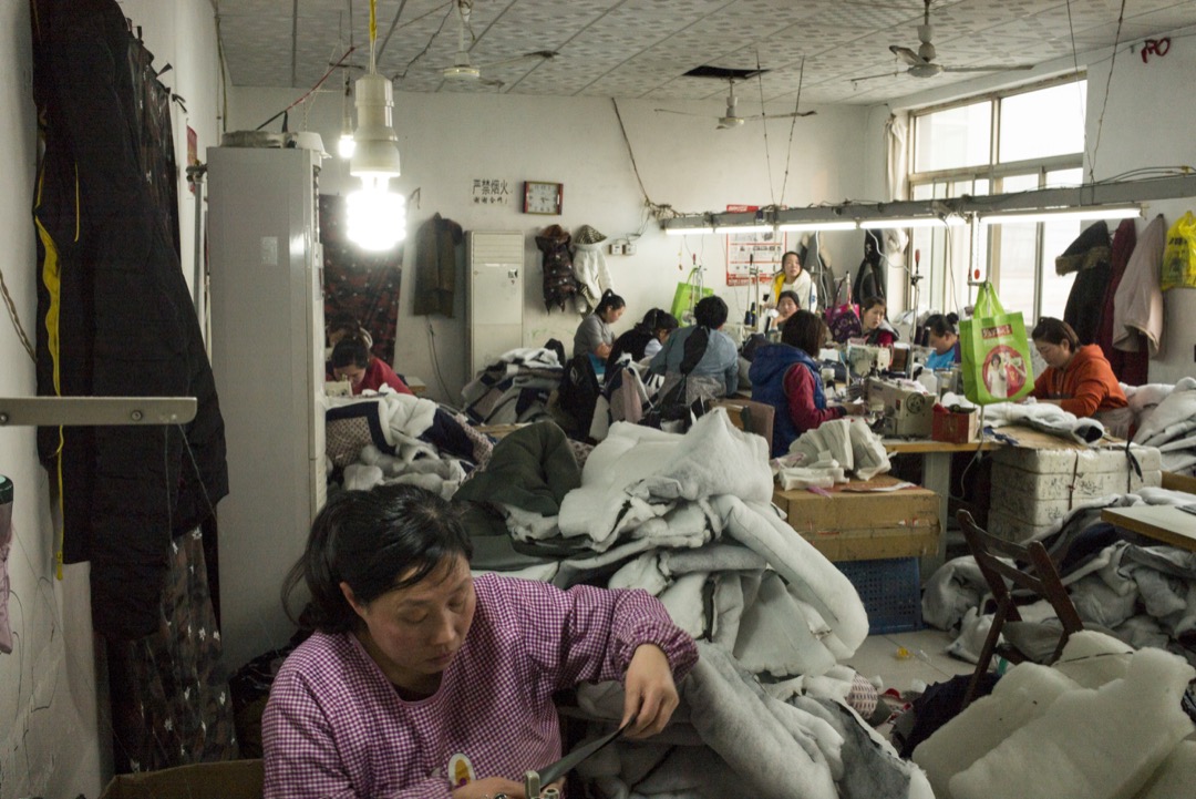 以中国政府的数据观之,浙江在2013到2015年使用机器换人,据称减少了近两百万劳工,其他制造业大省,像是广东、安徽、山东同样强力推进自动化。