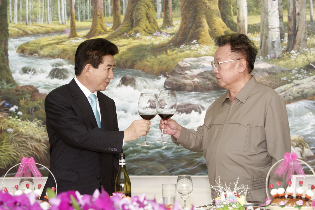 2007年10月4日,时任南韩总统卢武铉与时任北韩领袖金正日于北韩首都平壤举行峰会,签署《北南关系发展与和平繁荣宣言》。