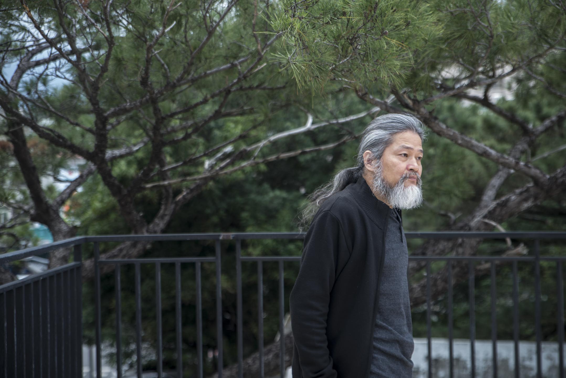 孟浪認為,詩人與世界存在對立關係,「本質上兩者互相拒絕,卻又是互相拯救。」世人多半認為詩人是怪人、是稀有動物,但卻又對詩產生渴望與需求。