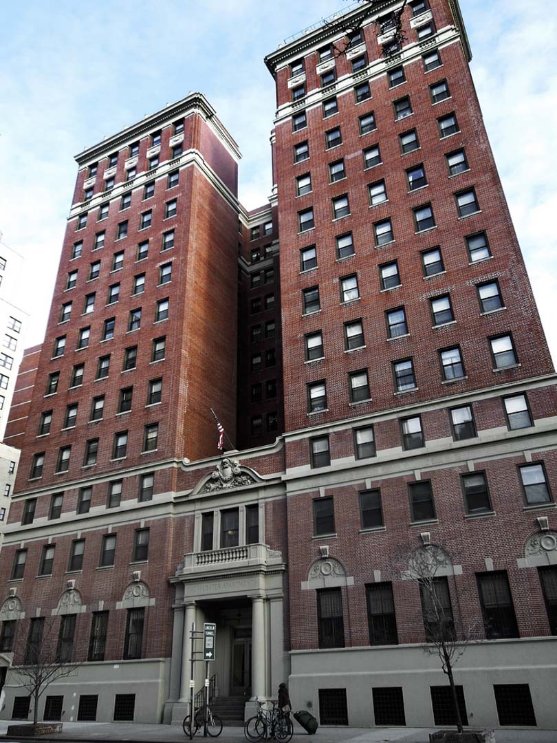 韋伯斯特(Webster Apartments)是一棟地處曼哈頓心臟位置的公寓。34街與第9大道交界,走路10分鐘以內就能到帝國大廈、時報廣場、賓夕法尼亞車站。