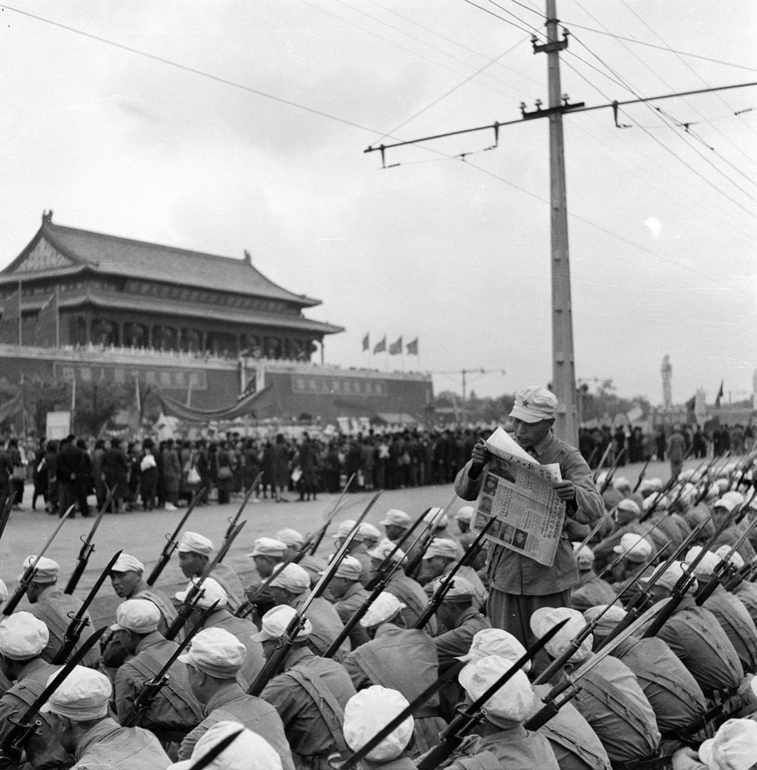 让知识分子无坚可守、无处可遁的头条战略,就是定他们的“原罪”。这是瞄准知识分子软肋的致命出击。阶级斗争的“革命理论”于是便成为在思想上降服他们的高招,也是定他们的阶级原罪特别有效的杀手锏。