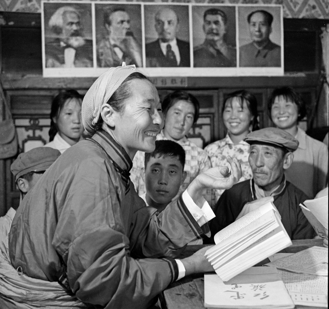 干校里的人一边称自己心情愉快地积极劳动,一边用积极劳动来争取早日回城的机会,这在插队知识青年那里也是司空见惯的。这种表演依从的行为并不仅仅是行为者的虚伪,也是改造者的承诺所致。