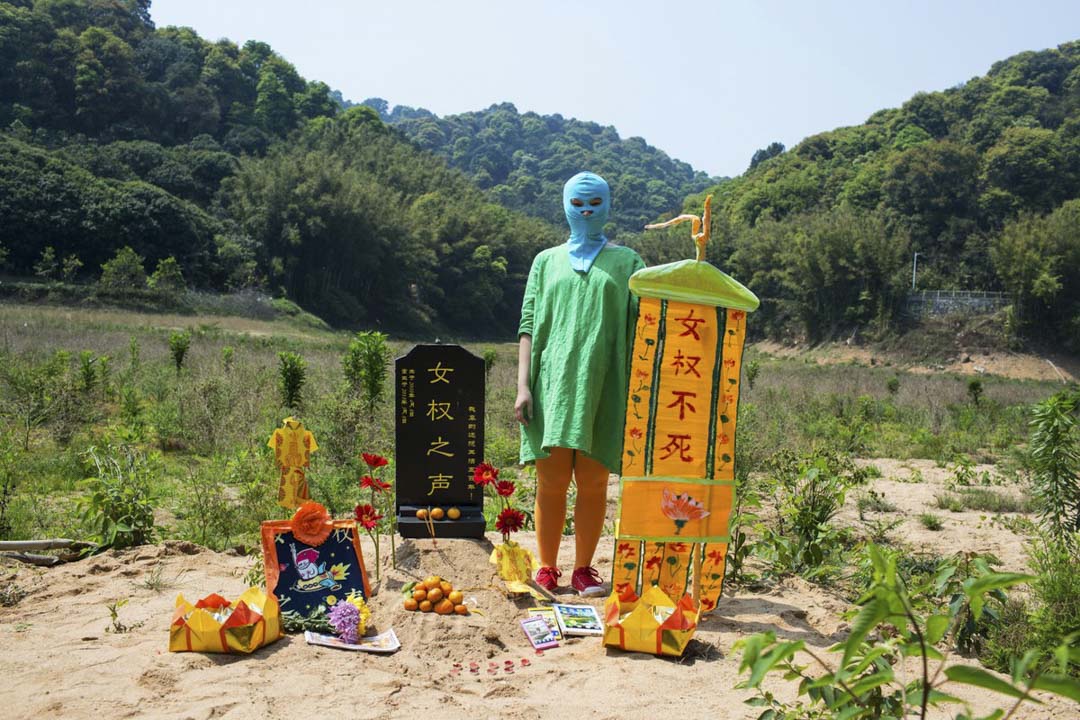 女權主義之被禁後6天,一些網民為其舉辦了一個葬禮,宣示「女權主義不死」。