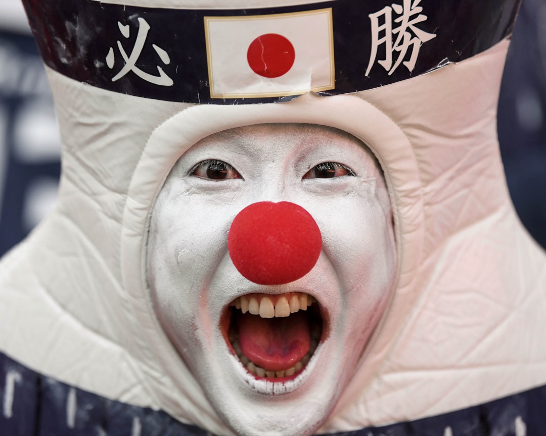 2018年6月24日,世界杯H组日本对塞内加尔的赛事,在叶卡捷琳堡中央体育场上演,一名穿著写有“必胜”二字的服装的日本队支持者到场为球队打气。