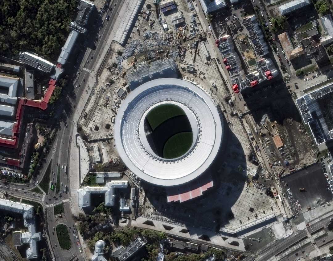 叶卡捷琳堡中央体育场建于上世纪五十年代,本身没有达到国际足联“可容纳40000人”的硬性要求,为此,俄罗斯人把它的侧面看台改成了开放式,至少10000人将坐在体育馆外的半空中观看比赛。