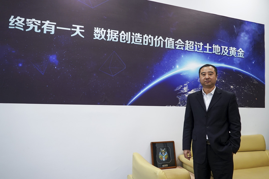 贵阳大数据交易所副总裁朱国辉,2015年加入贵交所,办公室墙上挂著一幅以太空为背景的标语——我们坚信:终有一天,数据价值将超过土地价值!