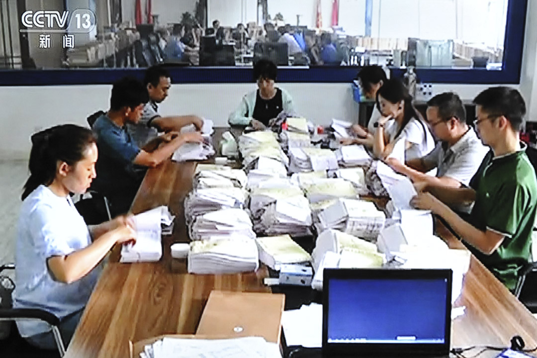 在中國大陸,生產、銷售「劣藥」還是「假藥」,入罪門檻和量刑方面差異很大。 產銷劣藥是結果犯,無後果不構成犯罪,沒有死刑。長生生物此前生產的問題疫苗,均按照劣藥論處,罰金不值一提,毫無震懾效用。圖為央視新聞播出的長春長生疫苗案件的調查截屏畫面。