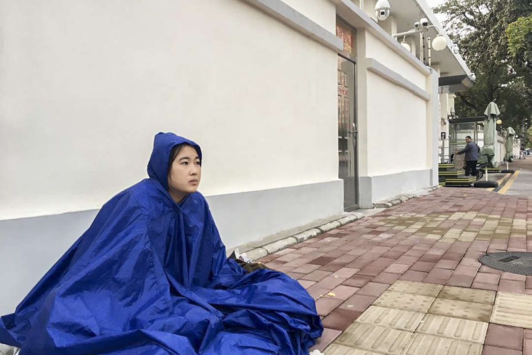 小姨李淑芬被抓後,李寧在微博上呼號,在看守所門前守候。