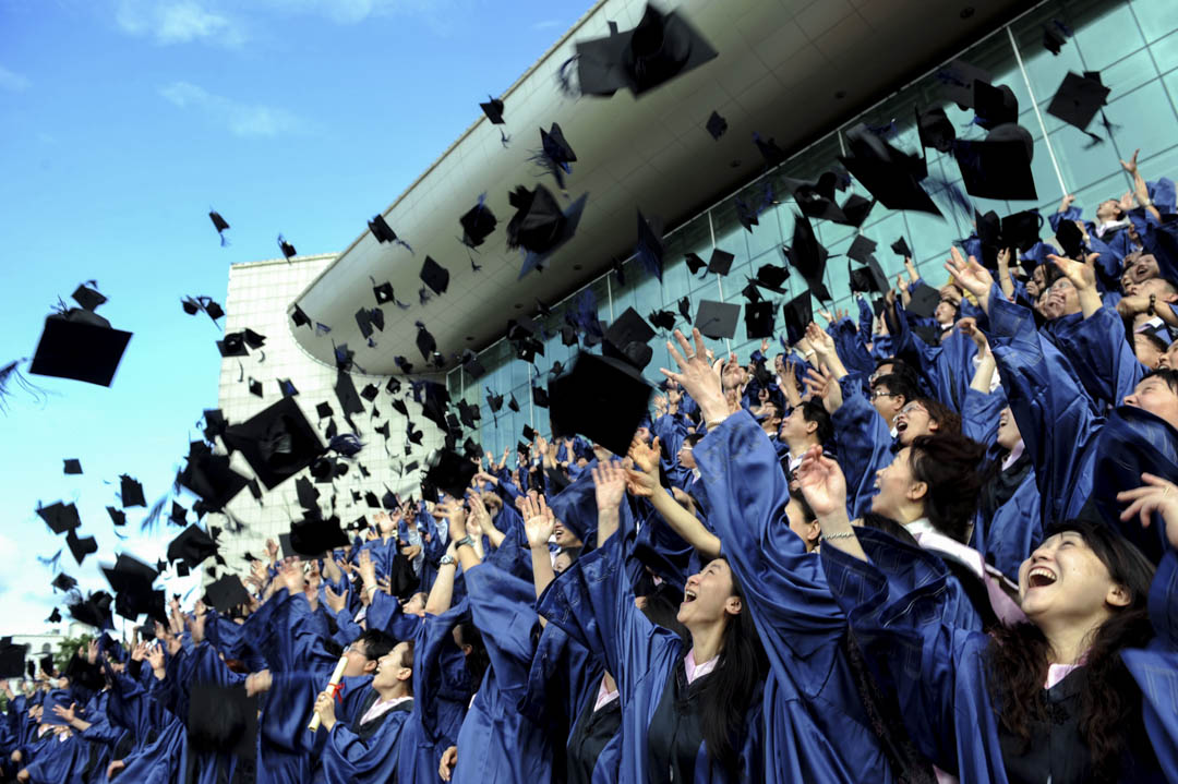 廈門大學相較於北大、北京清華大學、上海復旦等,還是差了一大截,但已經是名列中國985、211及雙一流的頂尖大學。圖為2009年廈門大學EMBA畢業典禮在廈門市人民會堂舉行。