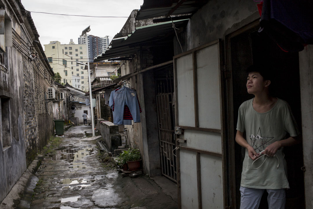 清湖老村是打工阶层聚集的城中村,这里的村民自建房条件简陋,但租金便宜。