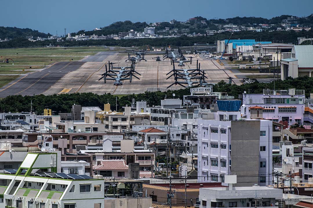 翁長縣知事的驟逝,無疑對今後沖繩社會反對美軍基地的鬥爭帶來深遠的影響,也對9月即將迎來名護市等8個市町村的地方議會選舉及原本定於11月舉行的縣知事選舉投下新的變數。圖為沖繩島那霸美軍基地。