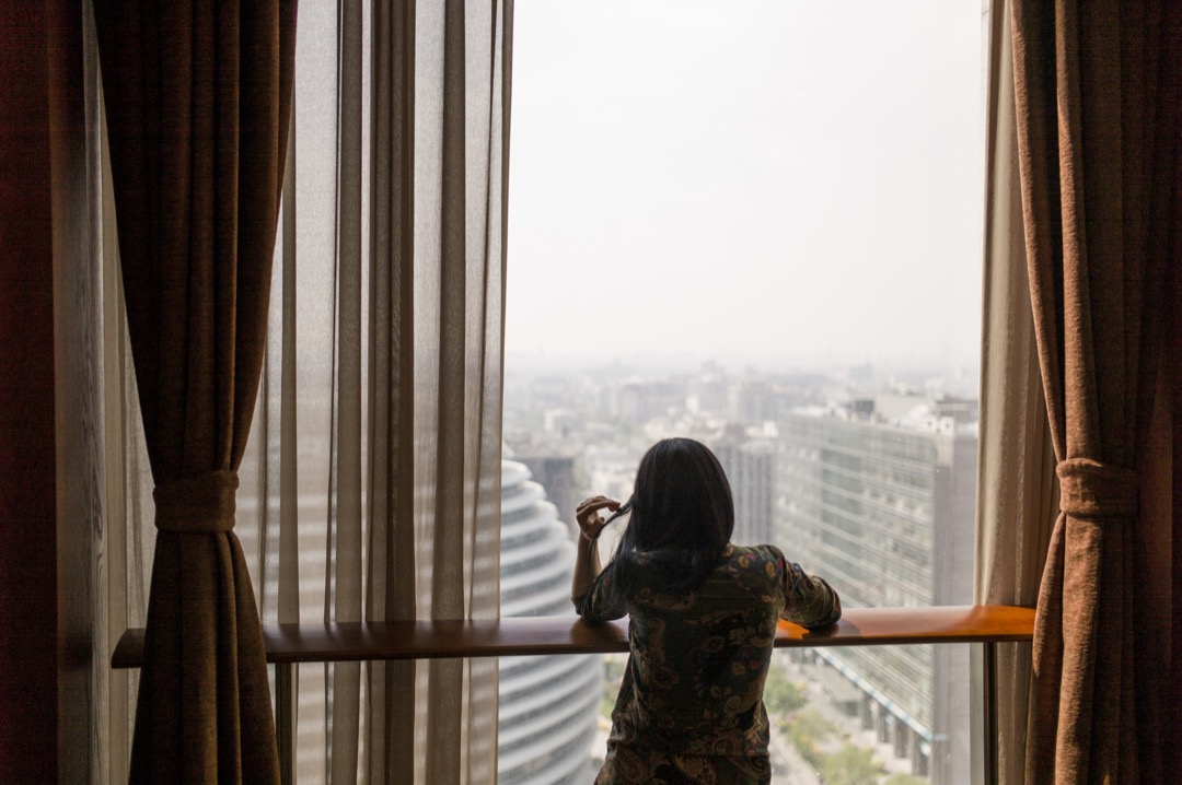 女权主义在以马克思主义为代表的社会冲突/批判理论影响下,主张反抗存在于政府之外的社会权力结构,倡导基于群体的平权。这与种族批判理论一脉相承。