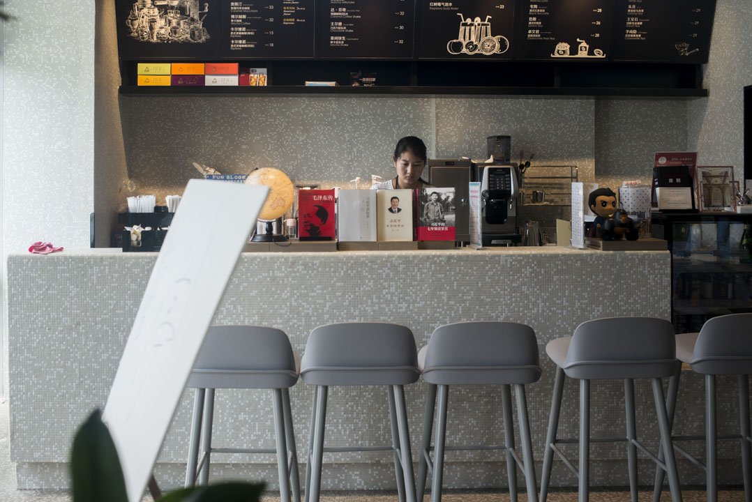 園區內的書店,櫃台上擺放習近平的自傳。