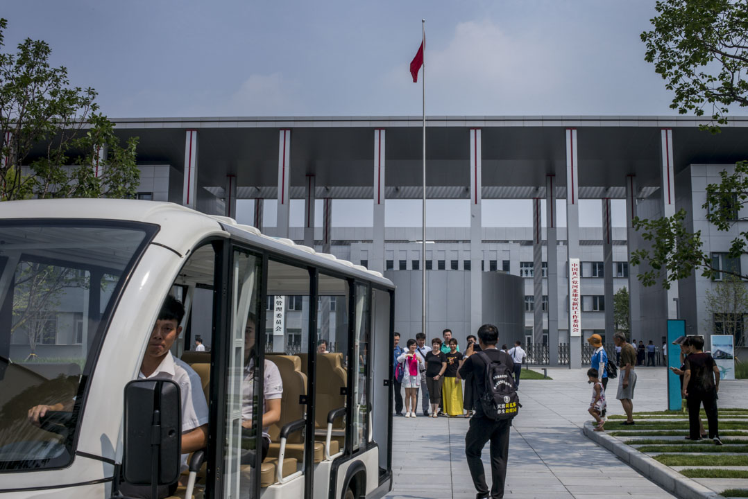 參觀者明顯地分成了兩類:由其他地區公務員或企業代表組成的考察團,在講解員的帶領下信步園區。