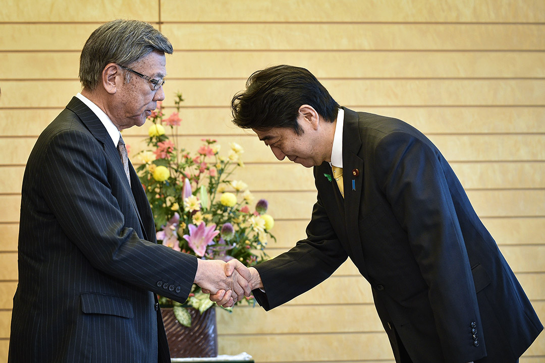 面對日本政府長久無視沖繩民意,執意在邊野古建設新美軍基地的傲慢態度,最終促使翁長於2014年決定出馬參加當年的縣知事選舉。 圖為2015年4月17日,翁長雄志與日本首相安倍晉三會面。